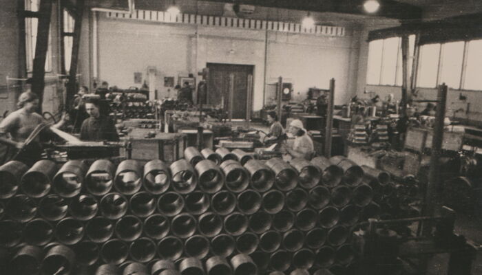 Employees and plain tubes