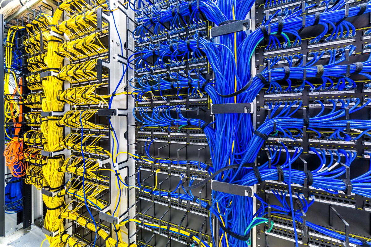 Server units with backplane connectors